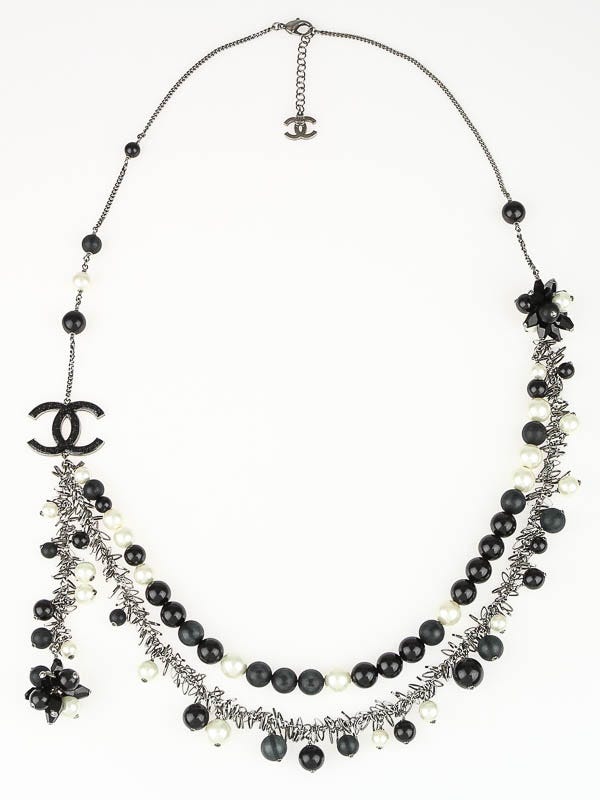 Chanel Black Resin and Metal Heart CC Logo Ring 6.5 - Yoogi's Closet