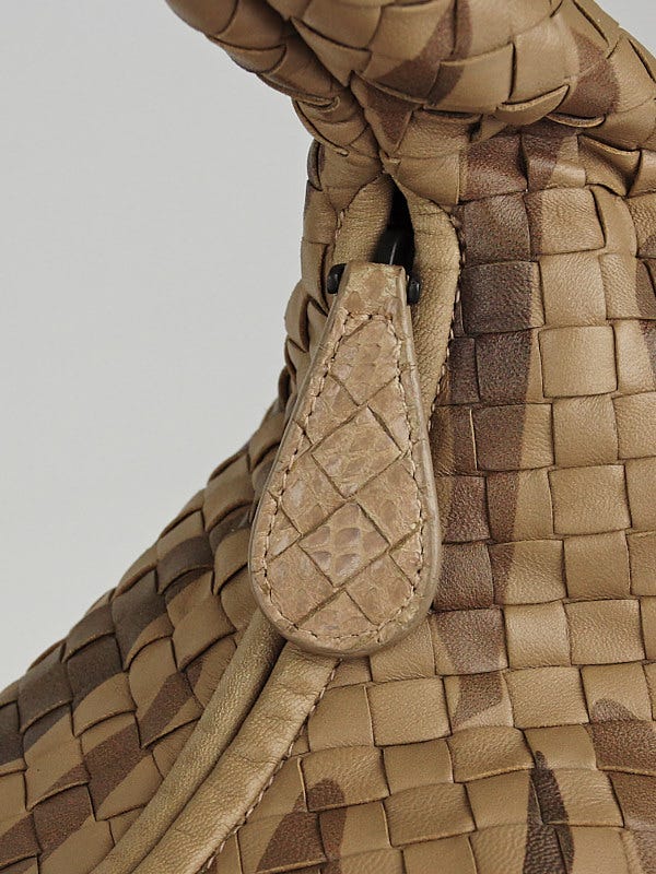 Bottega Veneta Veneta Medium Hobo Bag in Natural