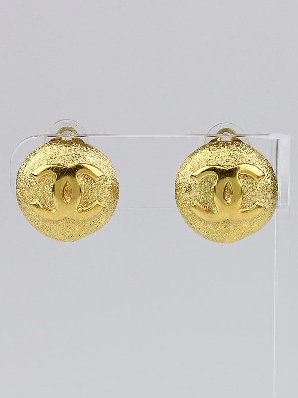 Chanel Brushed Goldtone Metal CC Small Clip-On Earrings - Yoogi's Closet
