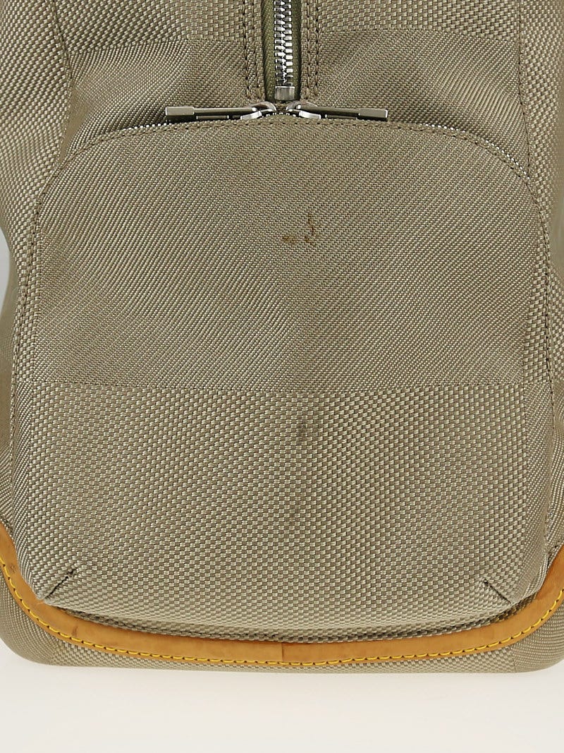 LOT:395  LOUIS VUITTON - a Terre Damier Geant Canvas Aventurier Polaire  travel bag.