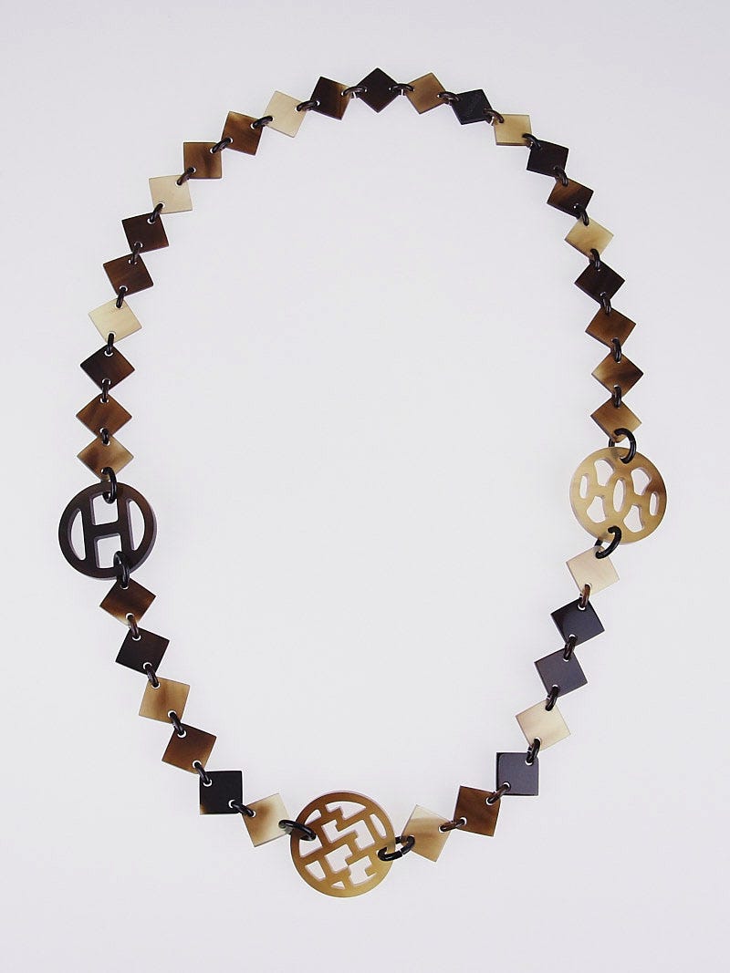 HERMES. Karamba necklace in horn and lacquered wood, fea… | Drouot.com