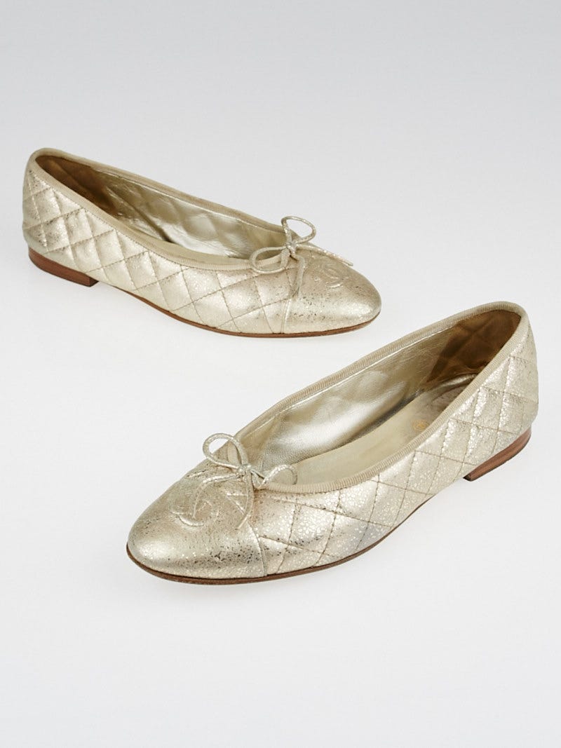 Chanel Peach Leather And Metallic Gold Cap Toe CC Bow Ballet Flats Size 41  For Sale at 1stDibs