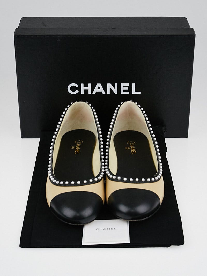 お取り置き　あくび　CHANELフラットシューズ Chanel Beige/Black Lambskin Leather and Faux Pearl Cap Toe