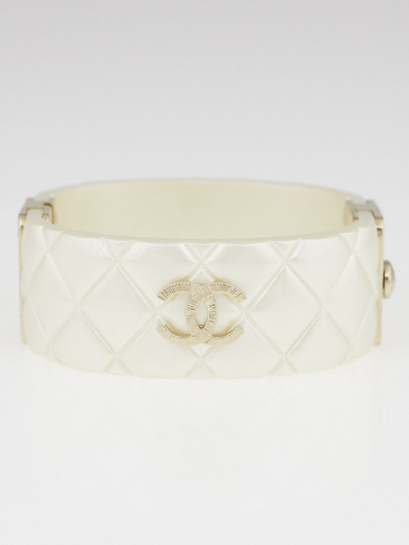 軽やかな存在感を放つ【CHANEL】Cuff l & Diamantes Cuff - Metal, resin & diamantés, gold, black & crystal