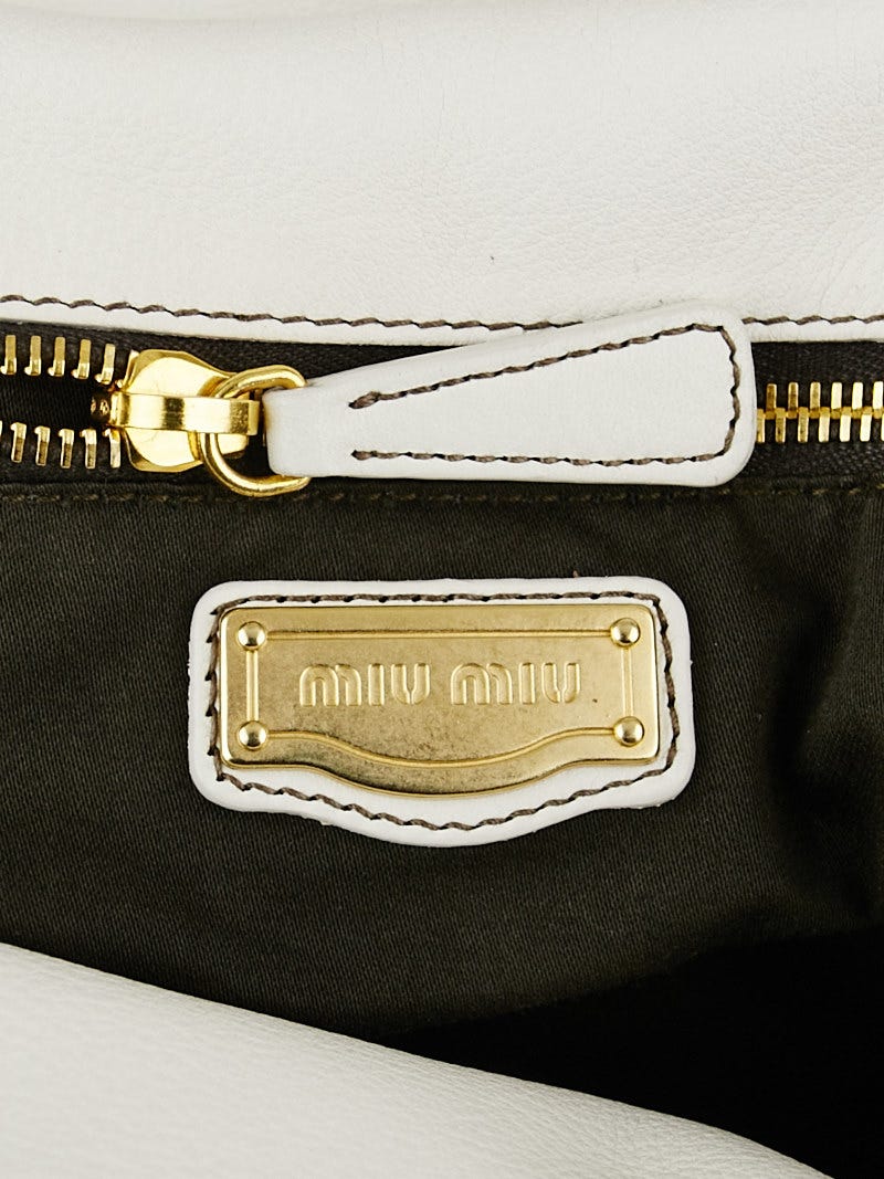 【送料無料ライン/39ショップ】 Leather Pebbled White Miu Miu Bow Yoogi's | Bag Handle Top 化粧水/ローション