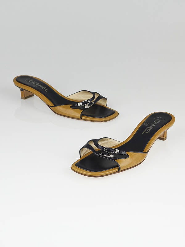Chanel Beige and Navy Leather Slide Sandals Size 7.5/38