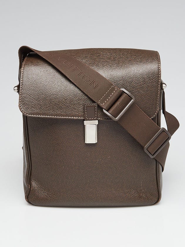 Louis Vuitton Grizzli Taiga Leather Yaranga Porte Appareil Messenger Bag