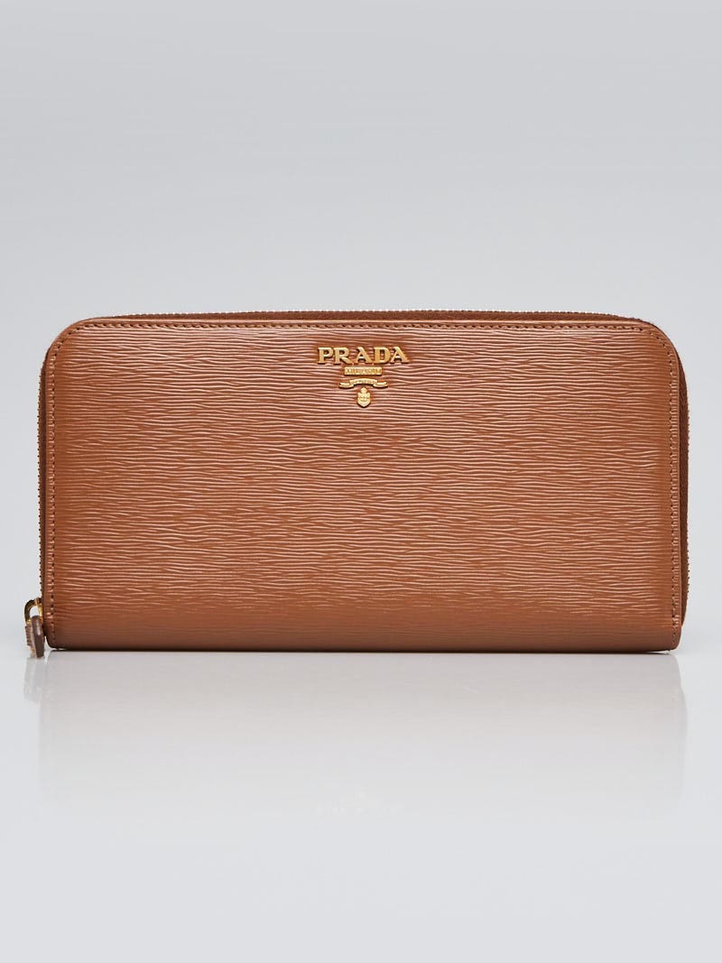 【柔らかくなめらか】PRADA キャラメルドライバー モカシン B106 Caramel キャラメル Prada Monochrome Soft Matte lipstick