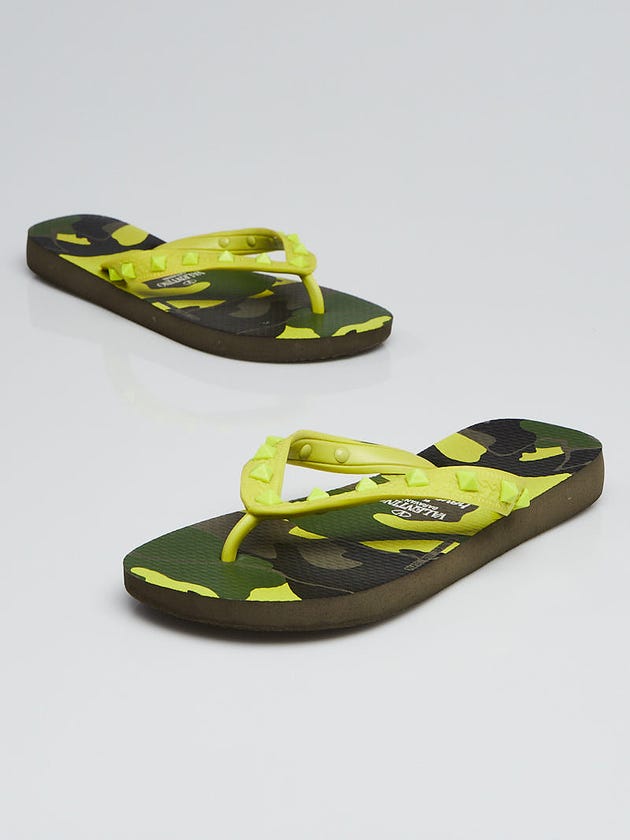 Valentino by Havaianas Green Camouflage Rockstud Rubber Thong Sandals Size 35/36 