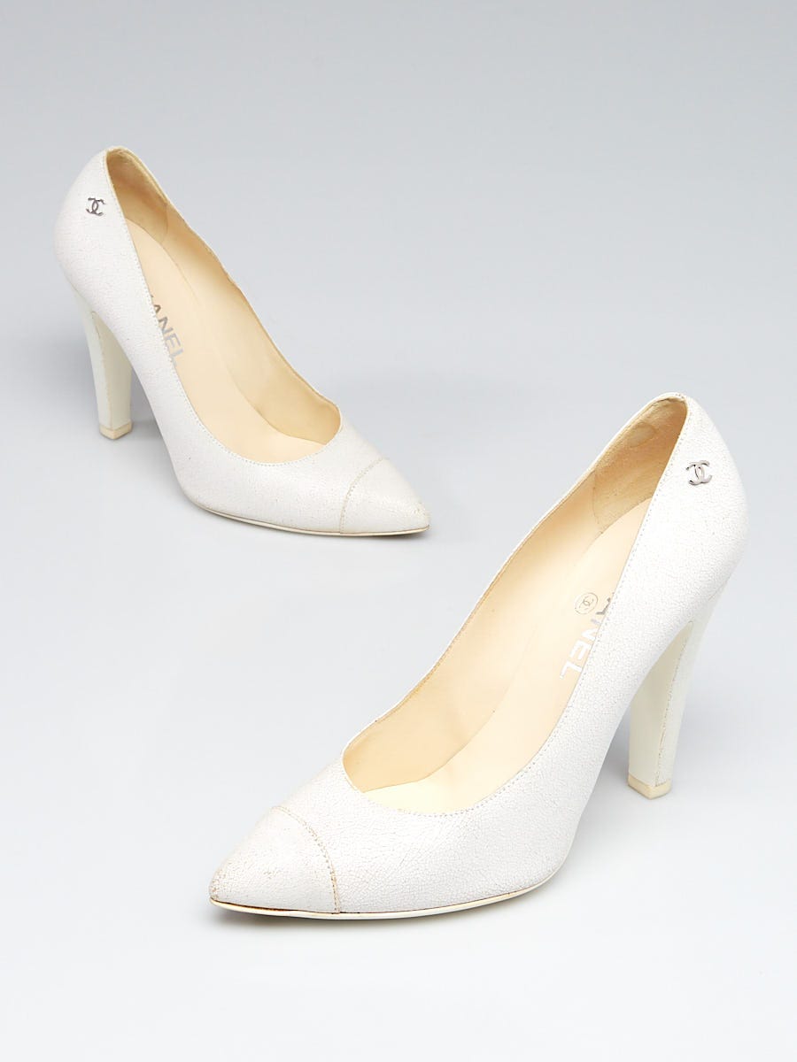 Van Mappe Association Chanel White Cracked Leather Cap Toe Pumps Size 8.5/39 - Yoogi's Closet