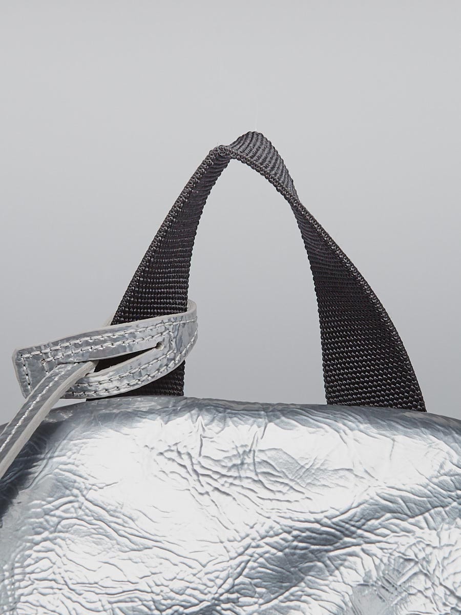 Saint Laurent シルバー メタリック ボディバッグ Yves Saint Laurent Silver Metallic Textured Leather City