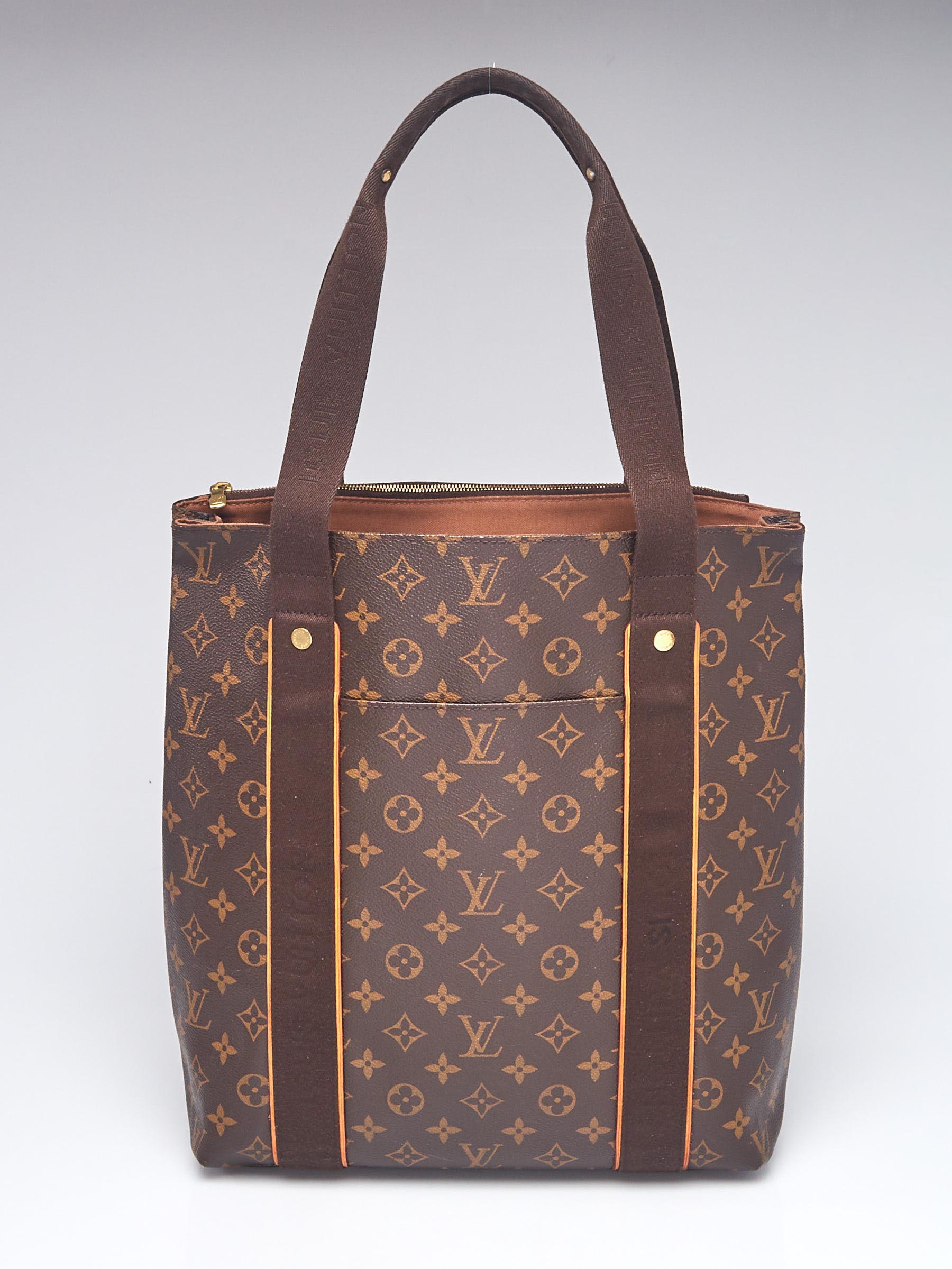 Louis Vuitton Beaubourg Tote- What's In My Bag 
