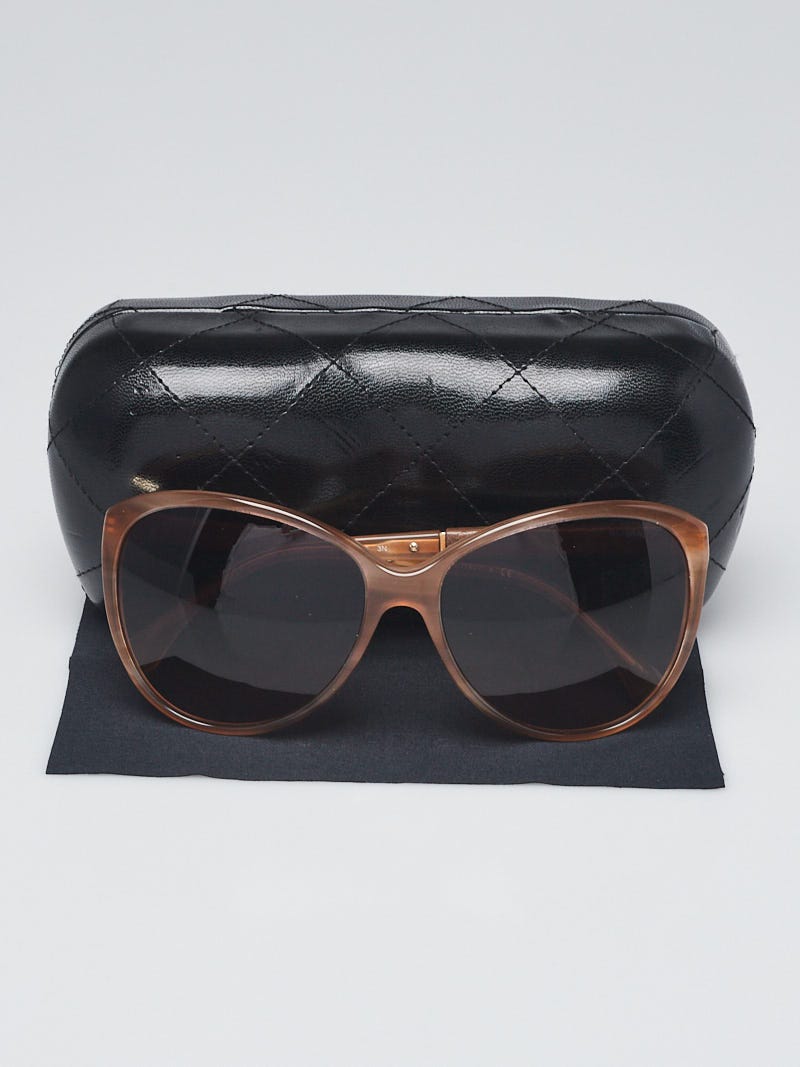 Chanel Beige Tortoise Print Frame and Leather Quilted Arm 