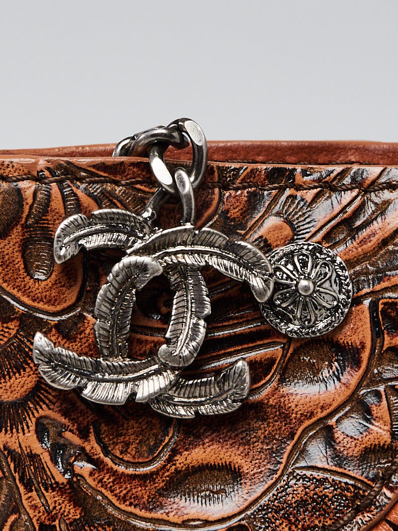 CHANEL ブラウン バックスキン手袋 Chanel Brown Embossed Leather Paris-Dallas Holster Bag | Yoogi's