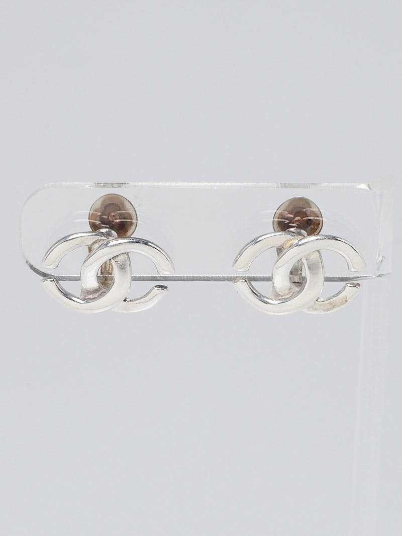Chanel Silver Metal CC Logo Clip-On Earrings - Yoogi's Closet