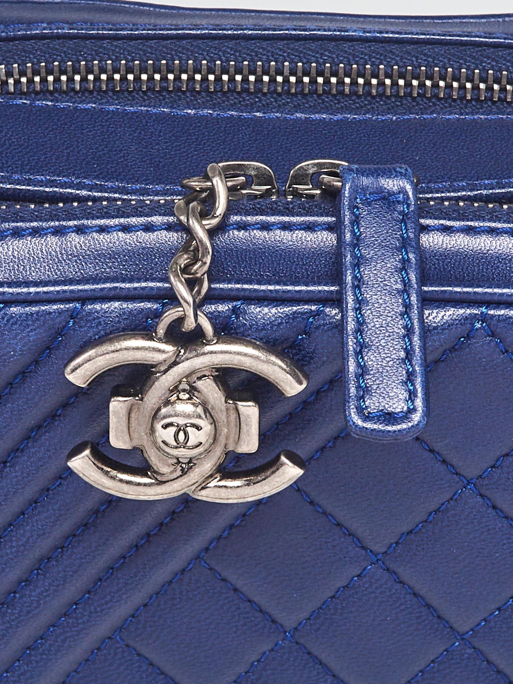 CHANEL - Handbag model Camera in navy blue quilted lea…