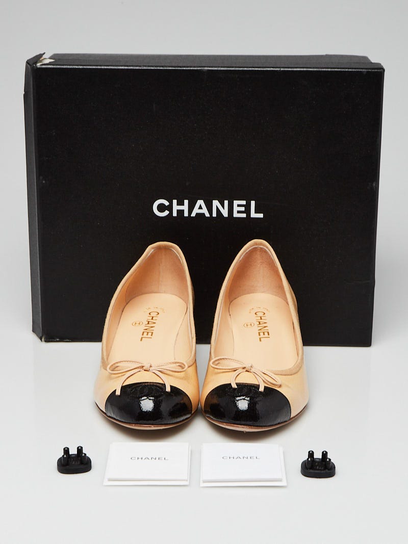 ♣︎CHANEL♣︎フラットシューズ♣︎サイズ38♣︎ Chanel Beige/Black Textured Patent Leather Cap Toe Low Heel
