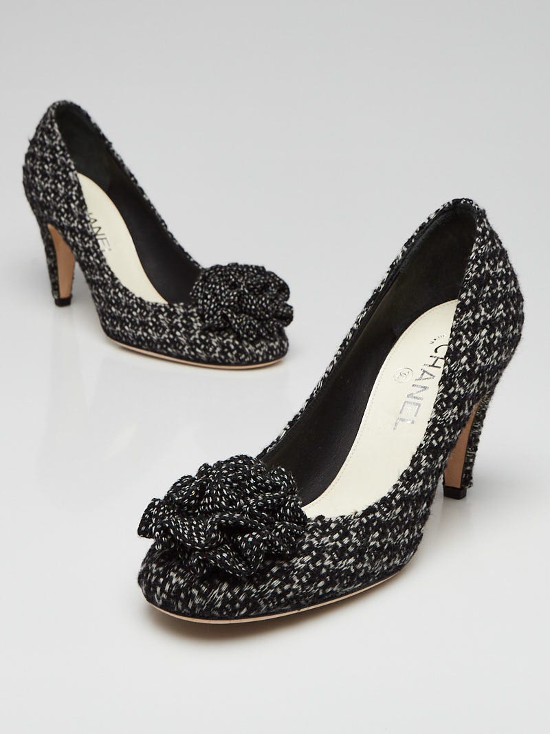 Chanel Black/White Tweed Fabric Camellia Pumps Size 9/39.5 - Yoogi's Closet