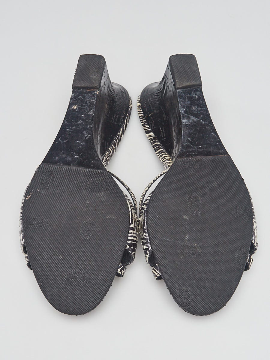 Manolo Blahnik Black/White Patent Leather Printed Slide