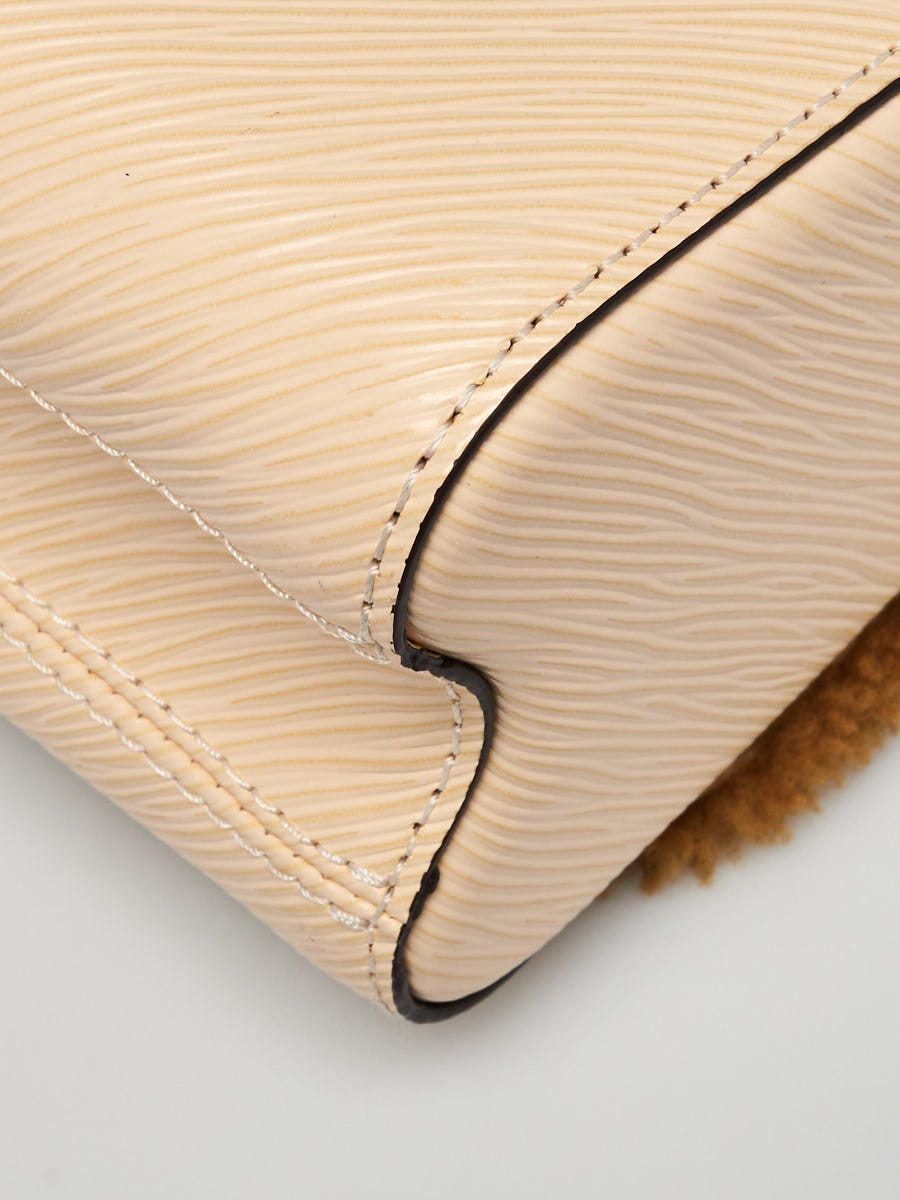 Louis Vuitton Twist Handbag Teddy Fleece with Epi Leather MM at 1stDibs  louis  vuitton sherpa bag, sherpa louis vuitton bag, louis vuitton fleece bag