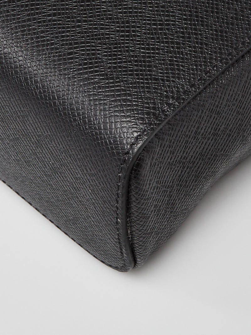 Louis Vuitton Noir Taiga Leather Anton MM Messenger Bag - Yoogi's Closet