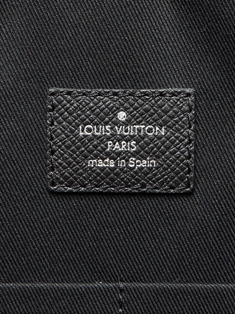 Louis Vuitton Men Taiga Anton Messenger PM Noir 