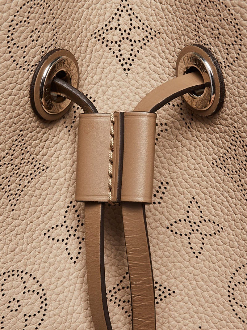 Louis Vuitton HandBag Muria Mahina Perforated Calfskin Leather Galet Gray  Bucket Bag preowned Grey ref.674109 - Joli Closet