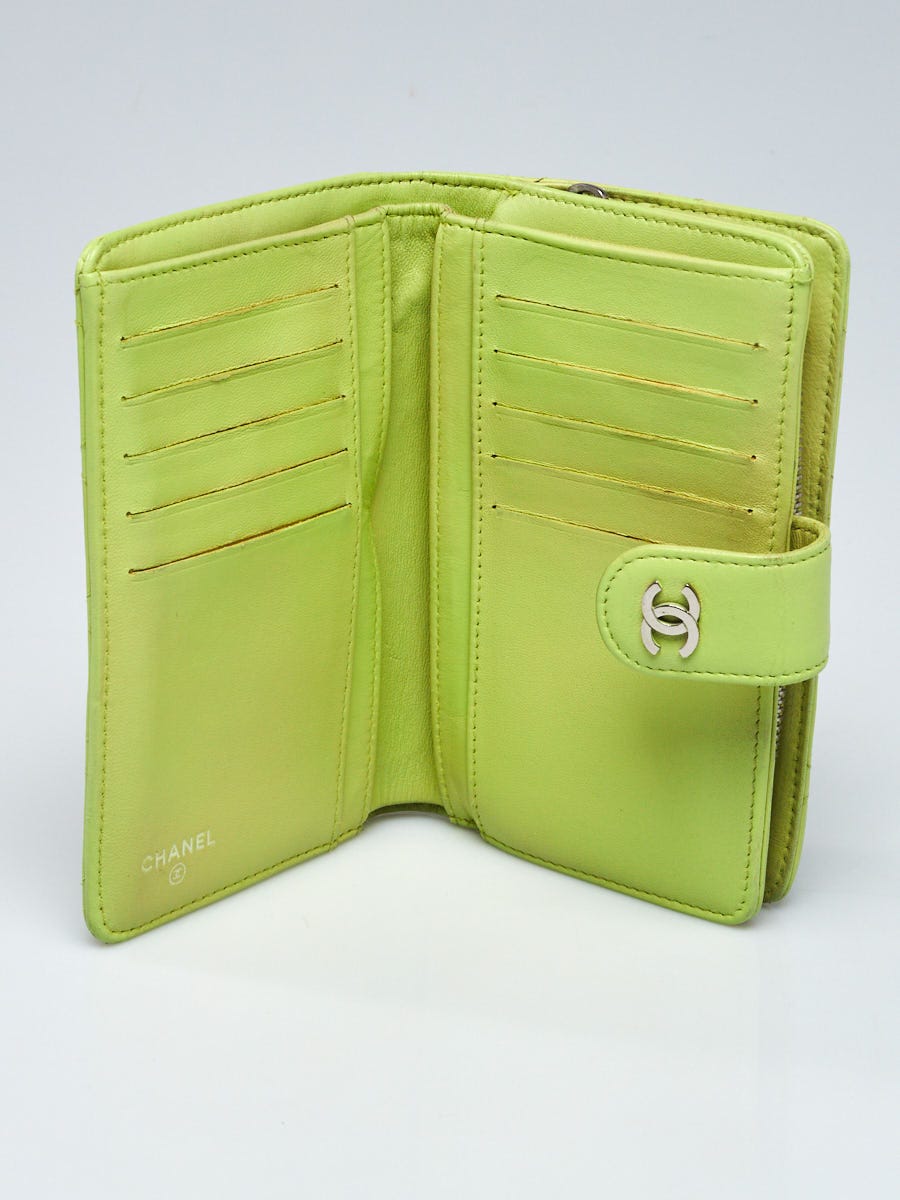 Leather wallet Chanel Green in Leather - 34306123