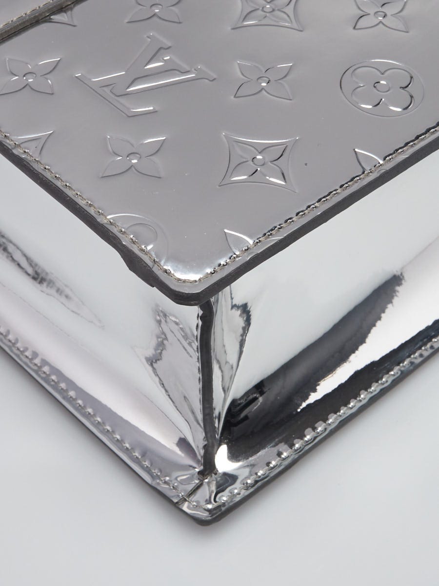 Louis Vuitton Monogram Mirror Sac Plat (SHG-kDIEPs) – LuxeDH