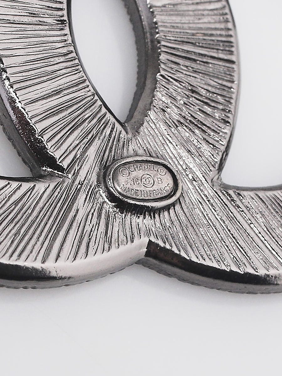 Chanel Black/White Ruthenium and Enamel CC Brooch | Yoogi's Closet