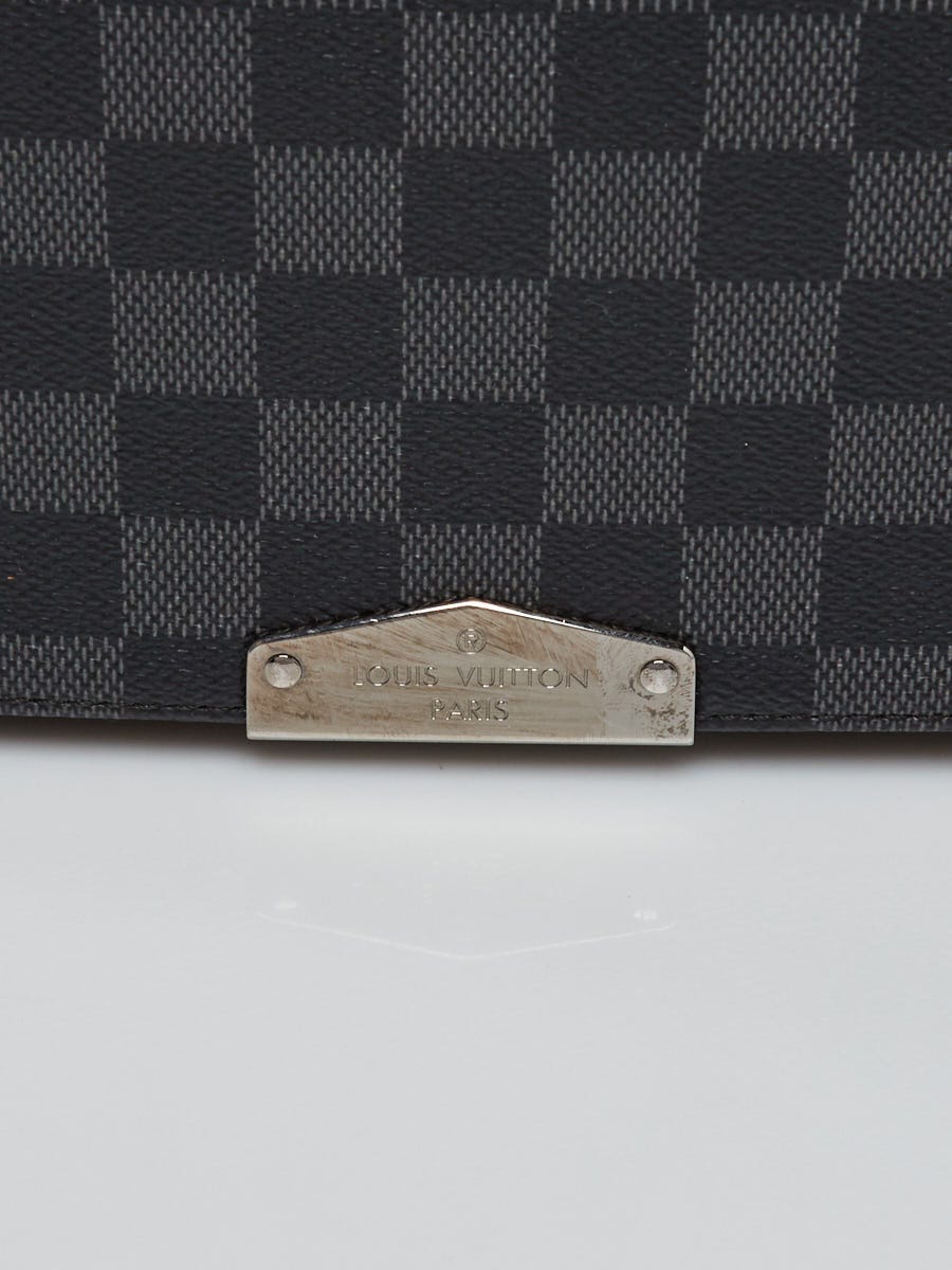 Louis Vuitton Damier Graphite Canvas District MM Messenger Bag - Yoogi's  Closet