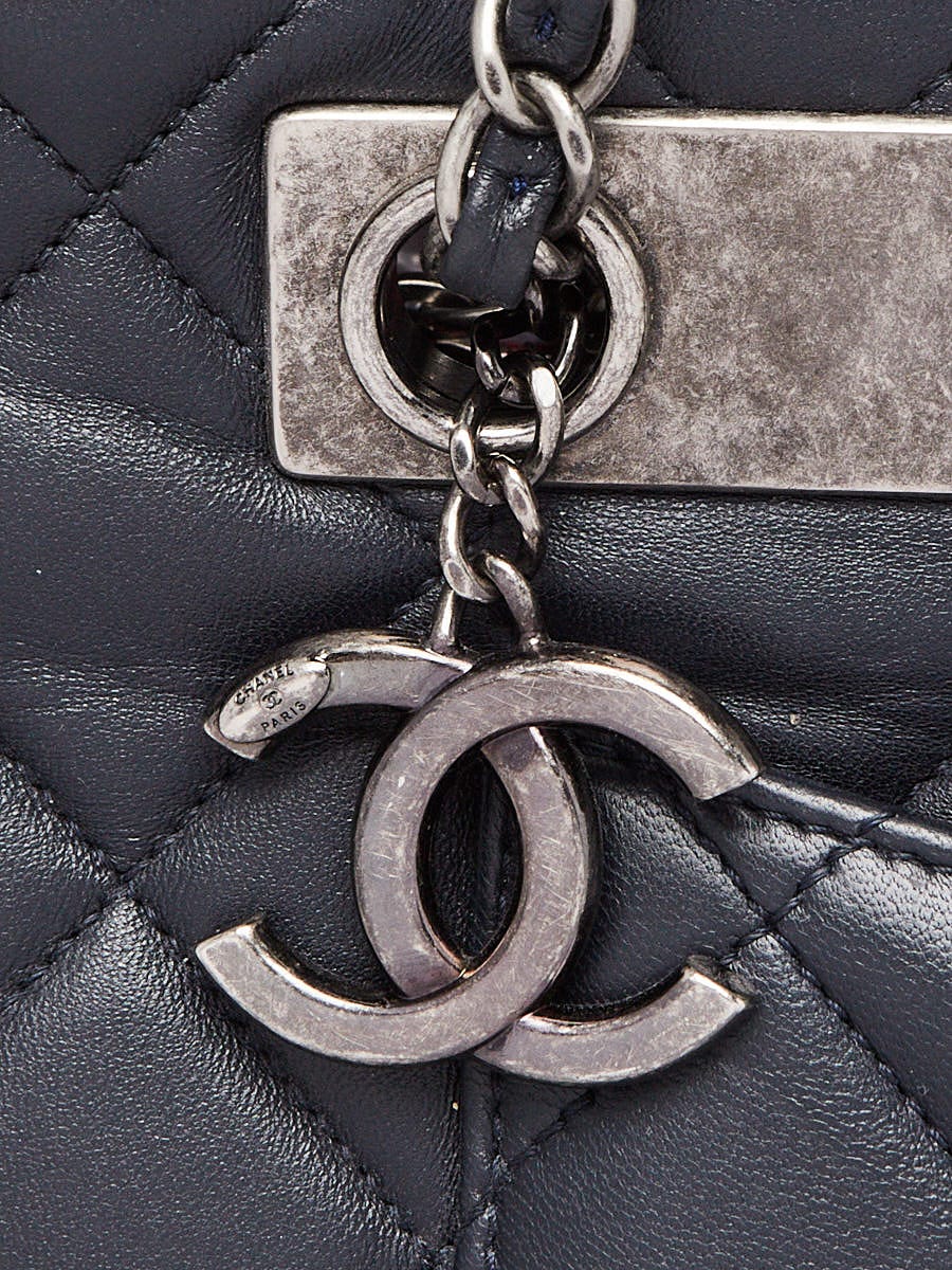 Chanel large zipped outlet shopping bag