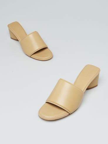 Bottega Veneta Beige Lambskin Leather The Band Mule Heels Size 5/35.5