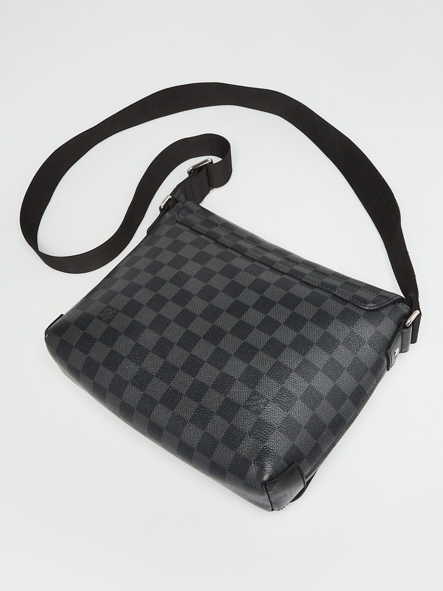 Louis Vuitton Damier Graphite District PM - Grey Messenger Bags, Bags -  LOU801394