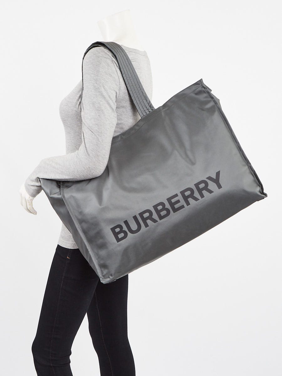 Burberry Lewes canvas tote - Still in fashion