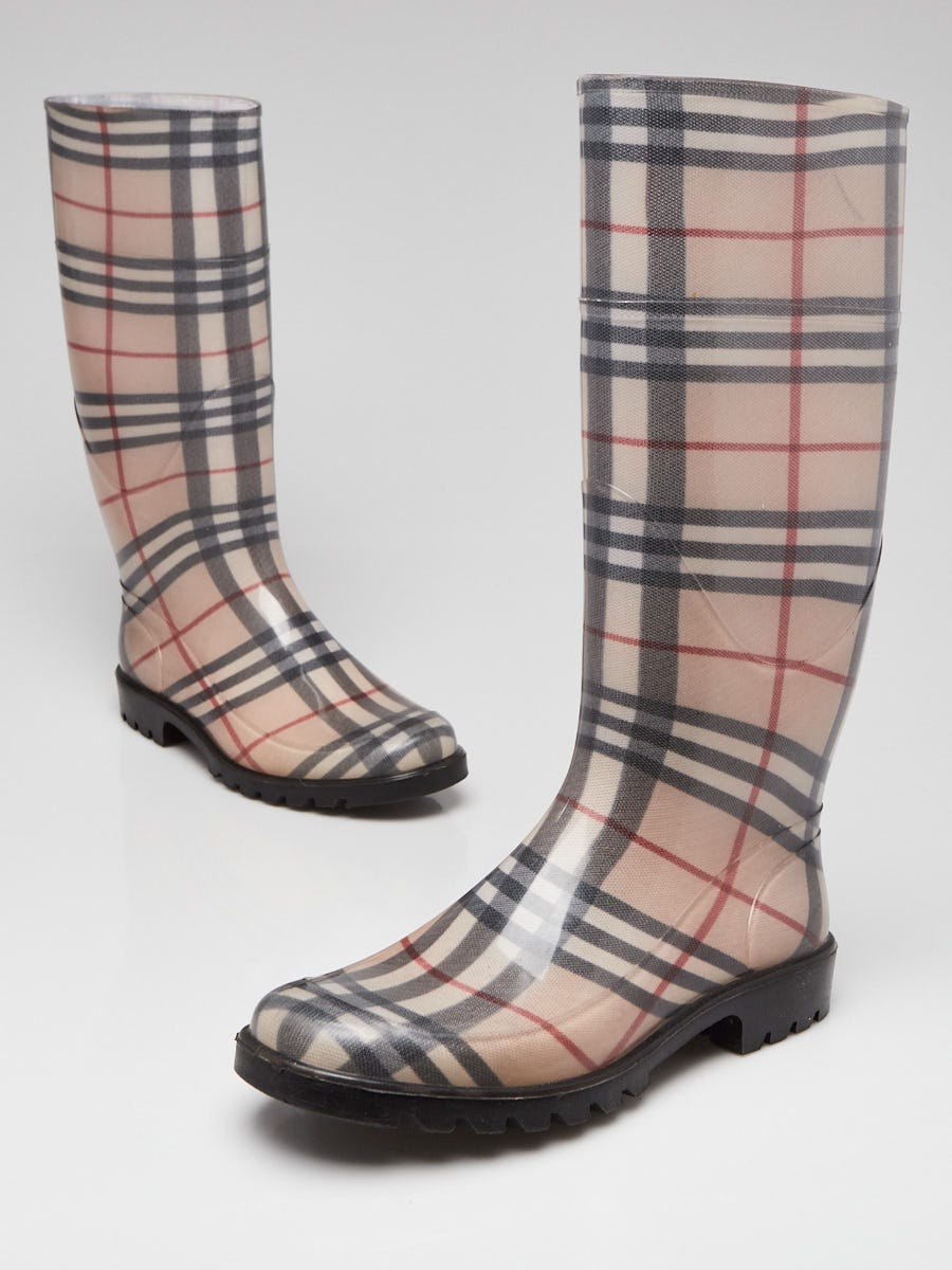 Do burberry rain boots store run true to size