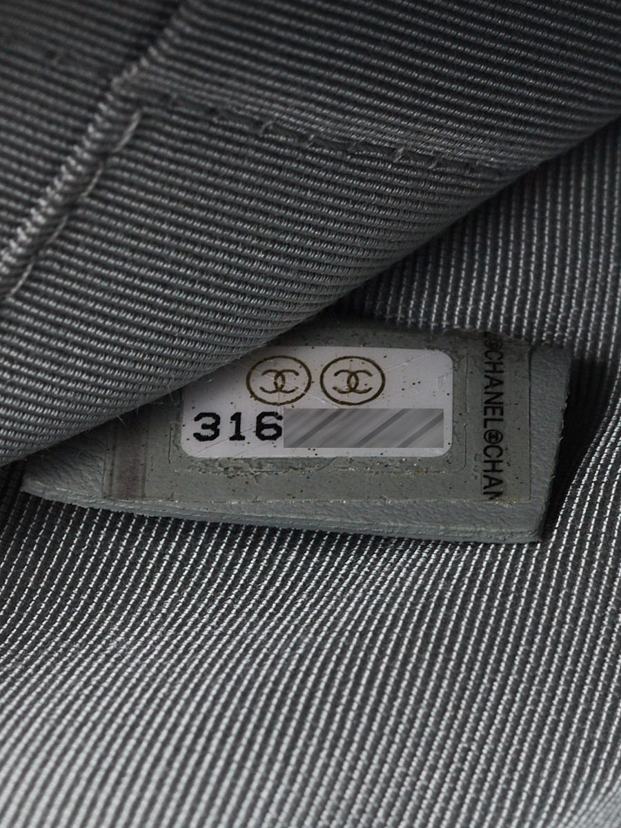 人気アイテムランキング(新品)  Small 19 Chanel Satin Quilted Grey Chanel O-Case Zip VIP 小物