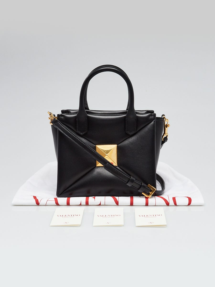 ☆送料関税込☆ VALENTINO ONE STUDS トート ショルダーバッグ☆ Valentino Black Lambskin Leather One Stud Crossbody Tote Bag