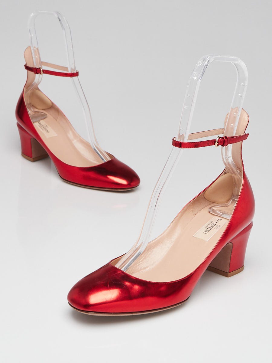2024's Discreetly Sexy It Shoe Is a Pointed-Toe Slingback Heel