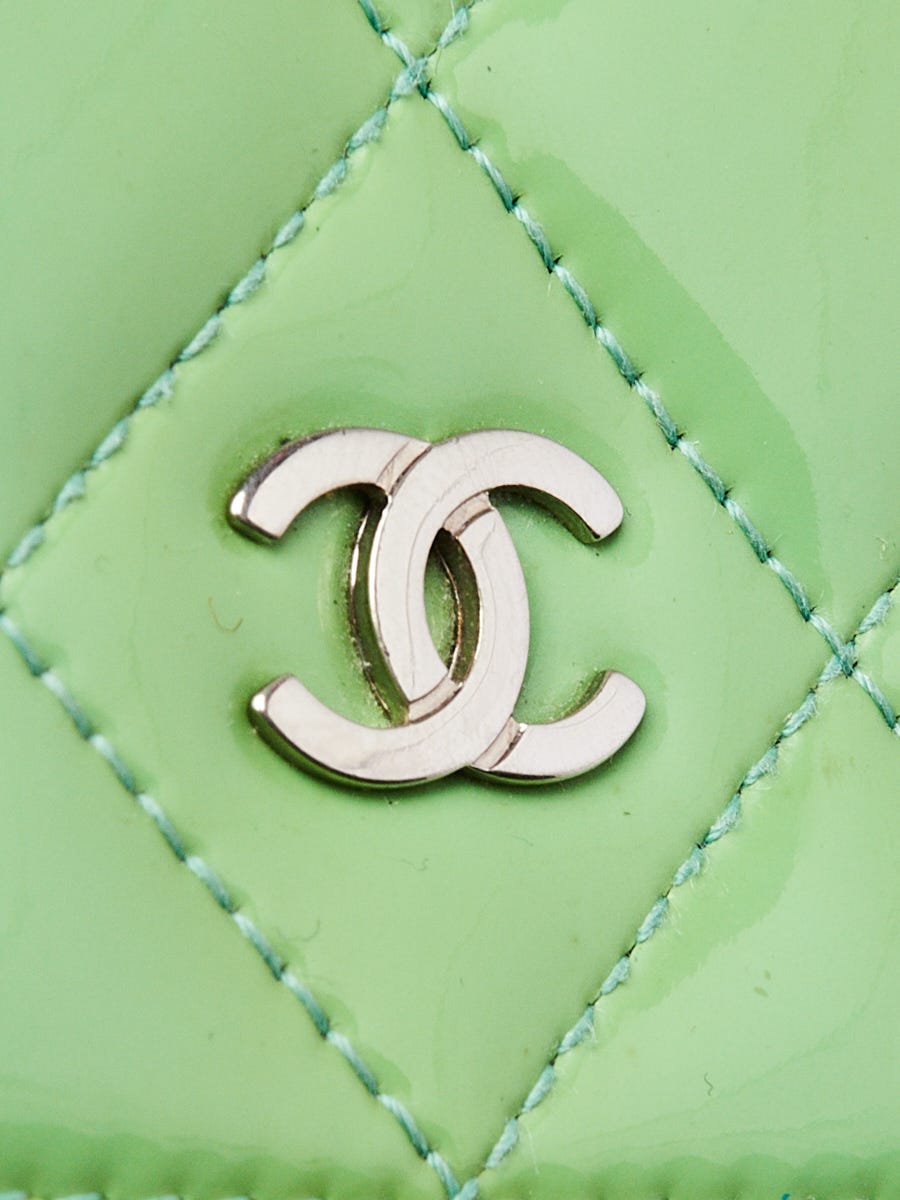 25A◆エレガントで注目の的【CHANEL】chain clutch Light Green Chanel Green Quilted Patent Leather Classic WOC Clutch Bag