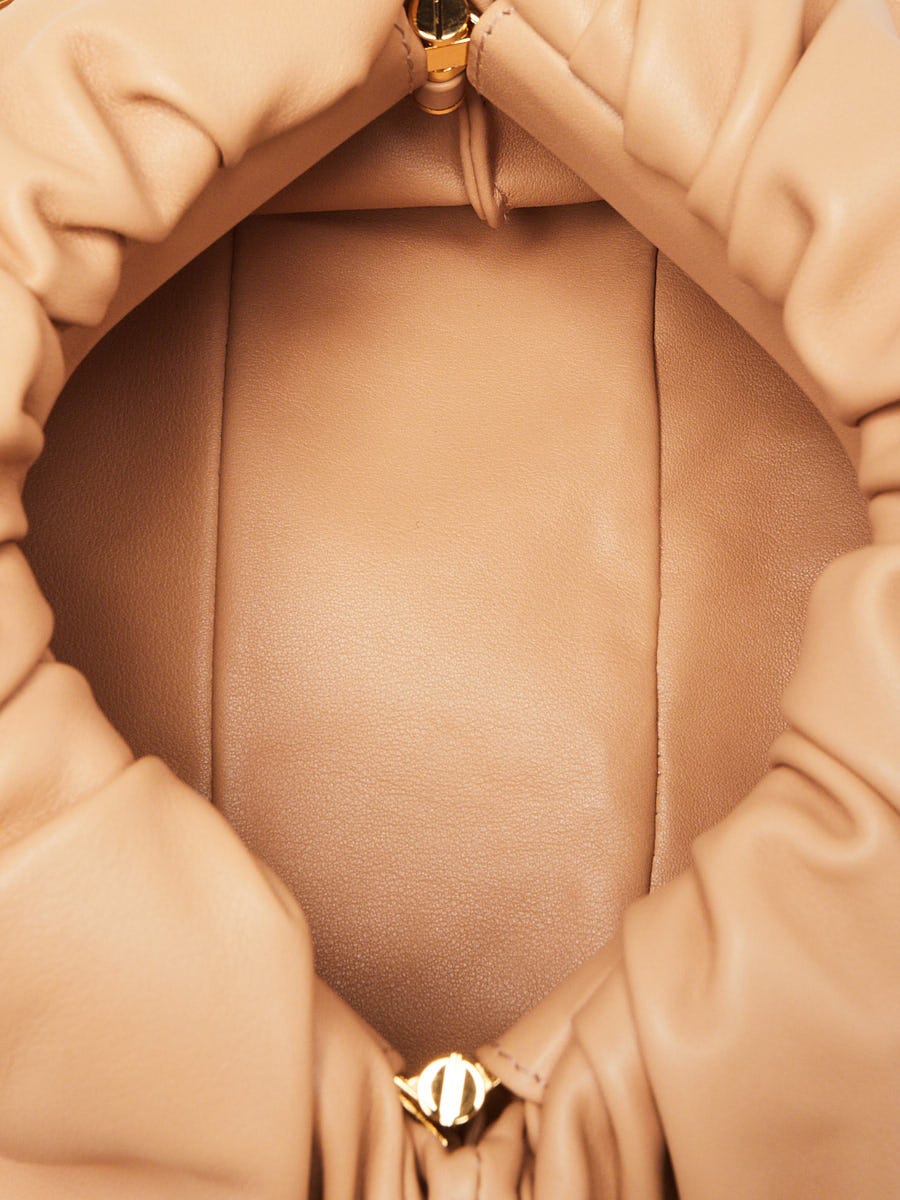 直営店☆BOTTEGA VENETA☆SALE! TEEN CHAIN POUCH バッグ Bottega Veneta Beige Leather Teen Chain Pouch Bag | Yoogi's