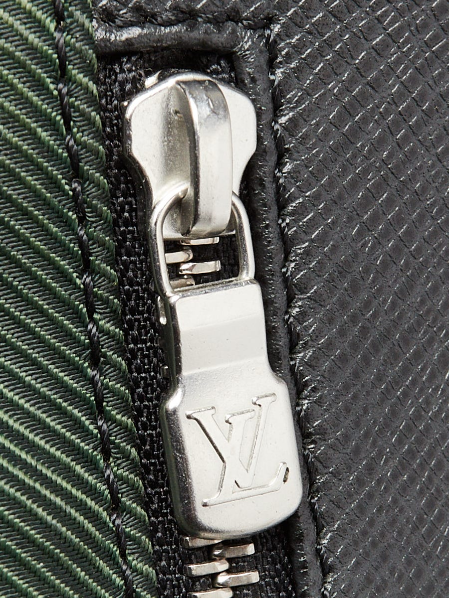Louis Vuitton Black/Green Taiga Leather Viktor Messenger Bag Louis Vuitton Black/Green Taiga Leather Viktor Messenger Bag