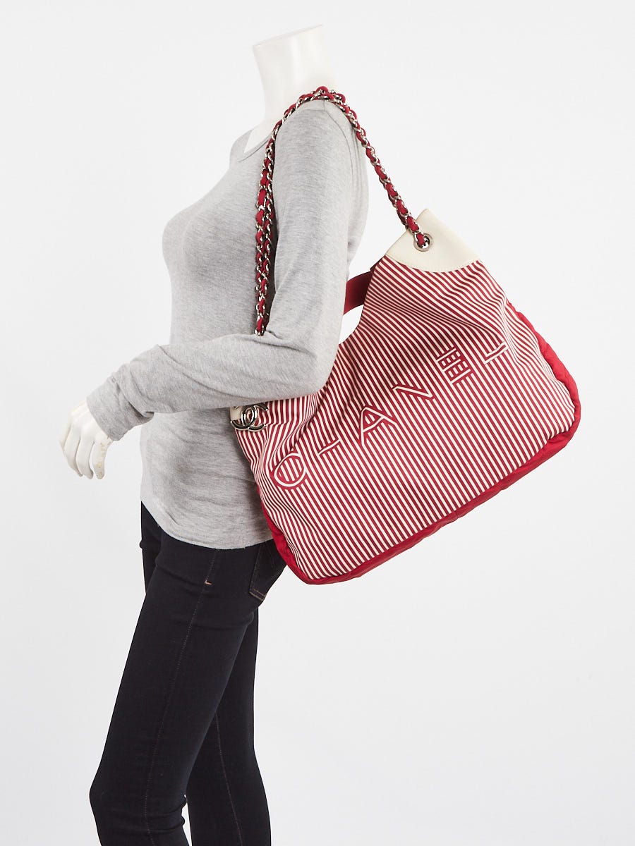 CHANEL ストライプ トートバッグ レッド ホワイト Chanel Red/White Stripe Nylon and Leather Logo Shoulder Bag