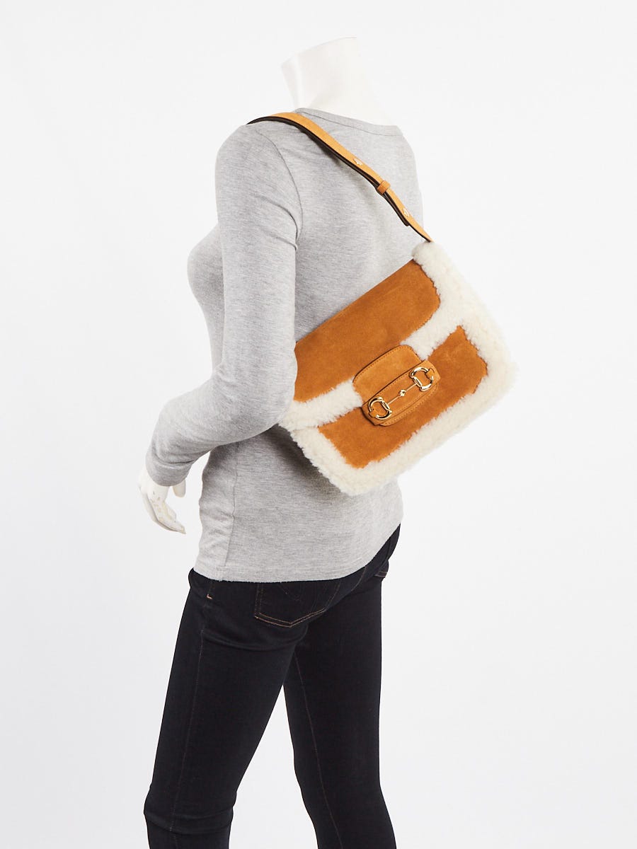 ショルダーバッグ・ポシェット 1955 Horsebit Suede Tote Bag with Shearling-Trim Gucci 1955 Horsebit Mini Brown Suede Tote Bag with Shearling