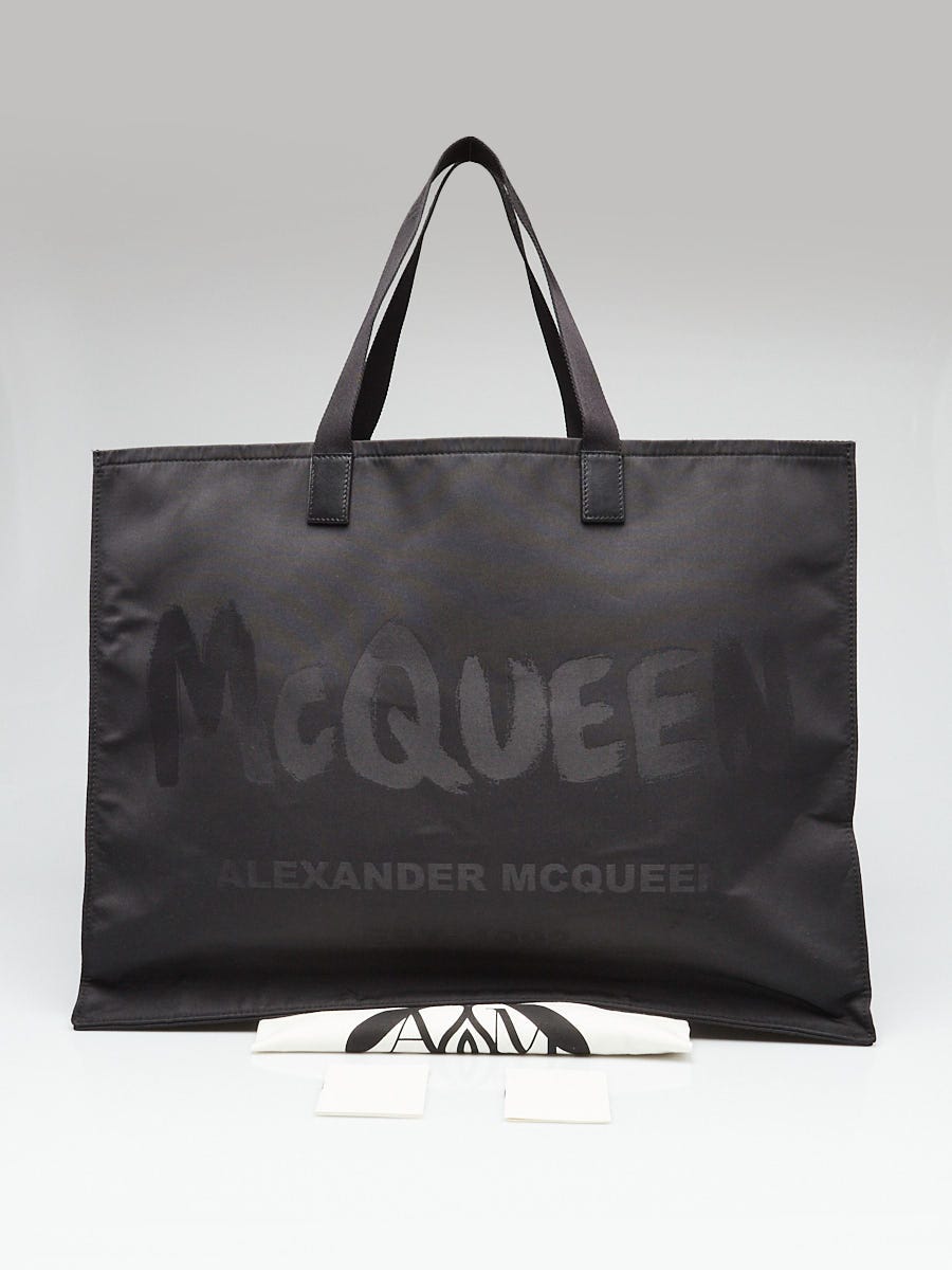 トートバッグ ALEXANDER MCQUEEN Black Leather Large Satchel Crossbody Bag Alexander McQueen Black Pebbled Leather Mini Skull Padlock