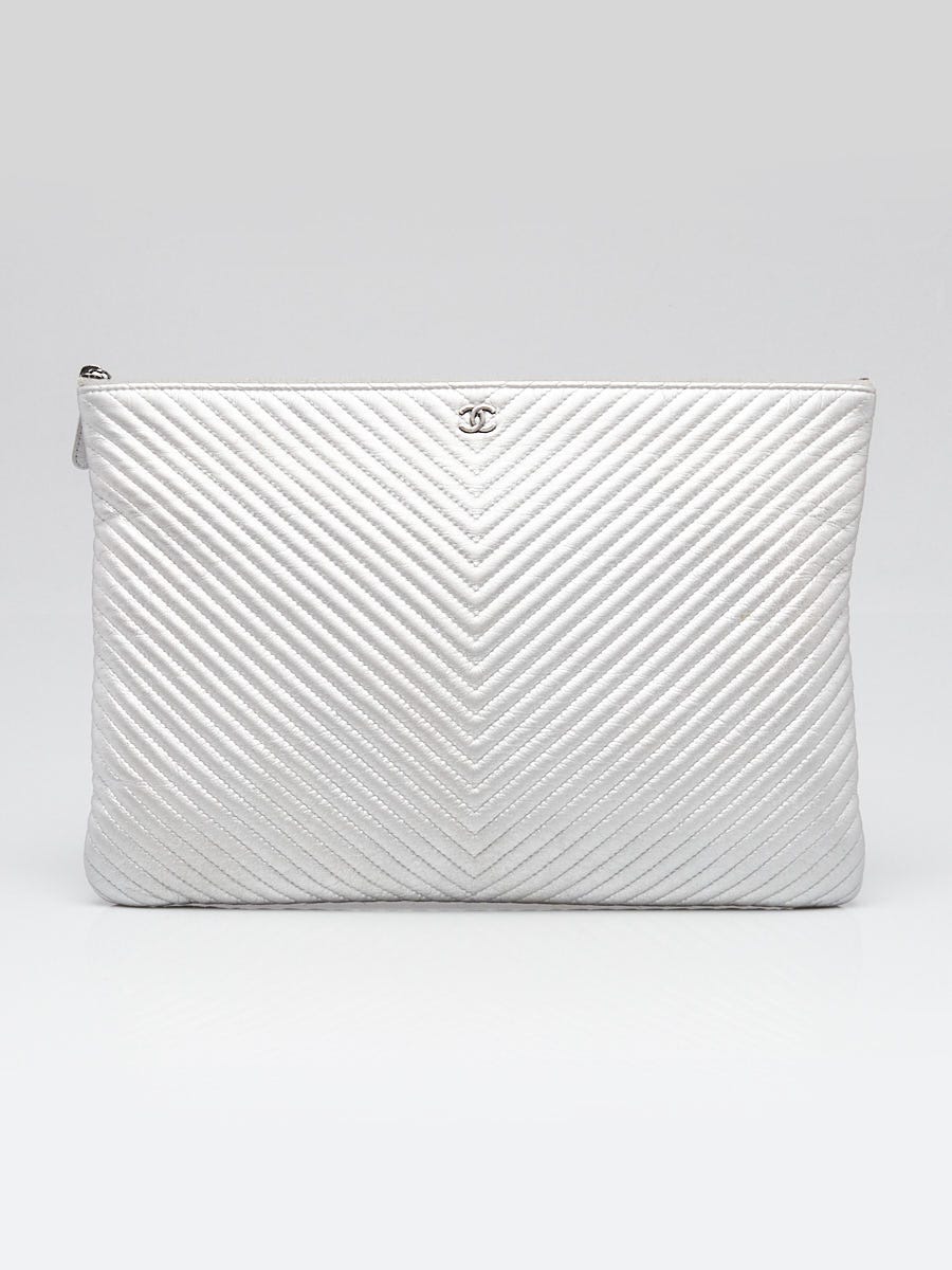 CHANEL ジップ　ケース　シルバー Chanel Silver Chevron Quilted Leather Classic O-Case Zip Large