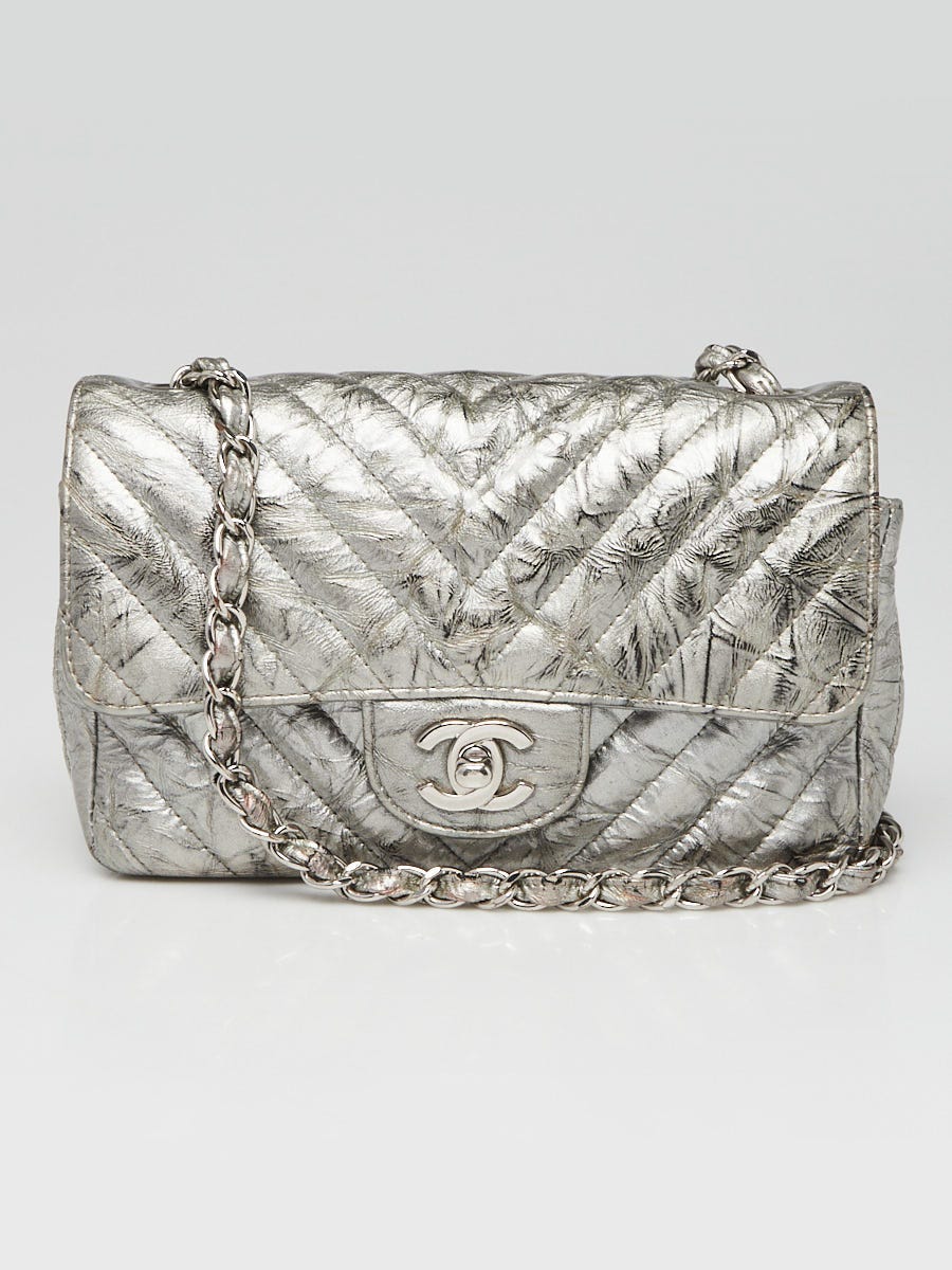 茶*様 Chanel Silver ヴィンテージバッグ Chanel Silver Chevron Quilted Patent Leather Classic Rectangular
