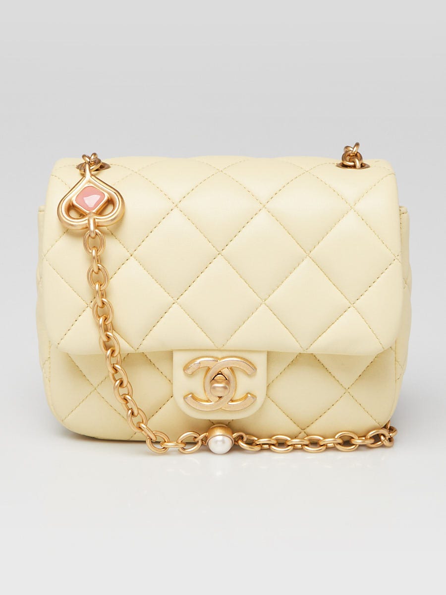CHANEL キルティングバッグ クリームイエロー Chanel Pale Yellow Quilted Lambskin Leather Crystal Chain Mini