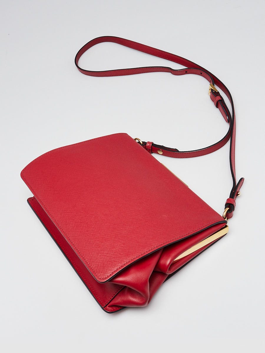 PRADA レッド ボディバッグ Prada Red Saffiano Leather Light Frame Crossbody Bag | Yoogi's Closet