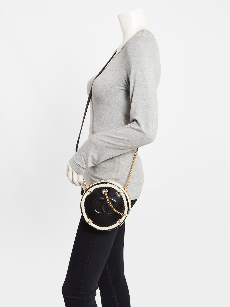 Chanel Black/White Crumpled Calfskin Leather En Vouge Round Crossbody Bag